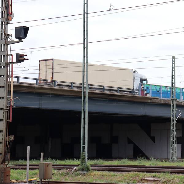 Die Autobahnbrücke über die Gleise zum Güterbahnhof Eifeltor an der A4 ist marode und muss neu errichtet werden.