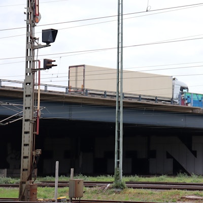 Die Autobahnbrücke über die Gleise zum Güterbahnhof Eifeltor an der A4 ist marode und muss neu errichtet werden.