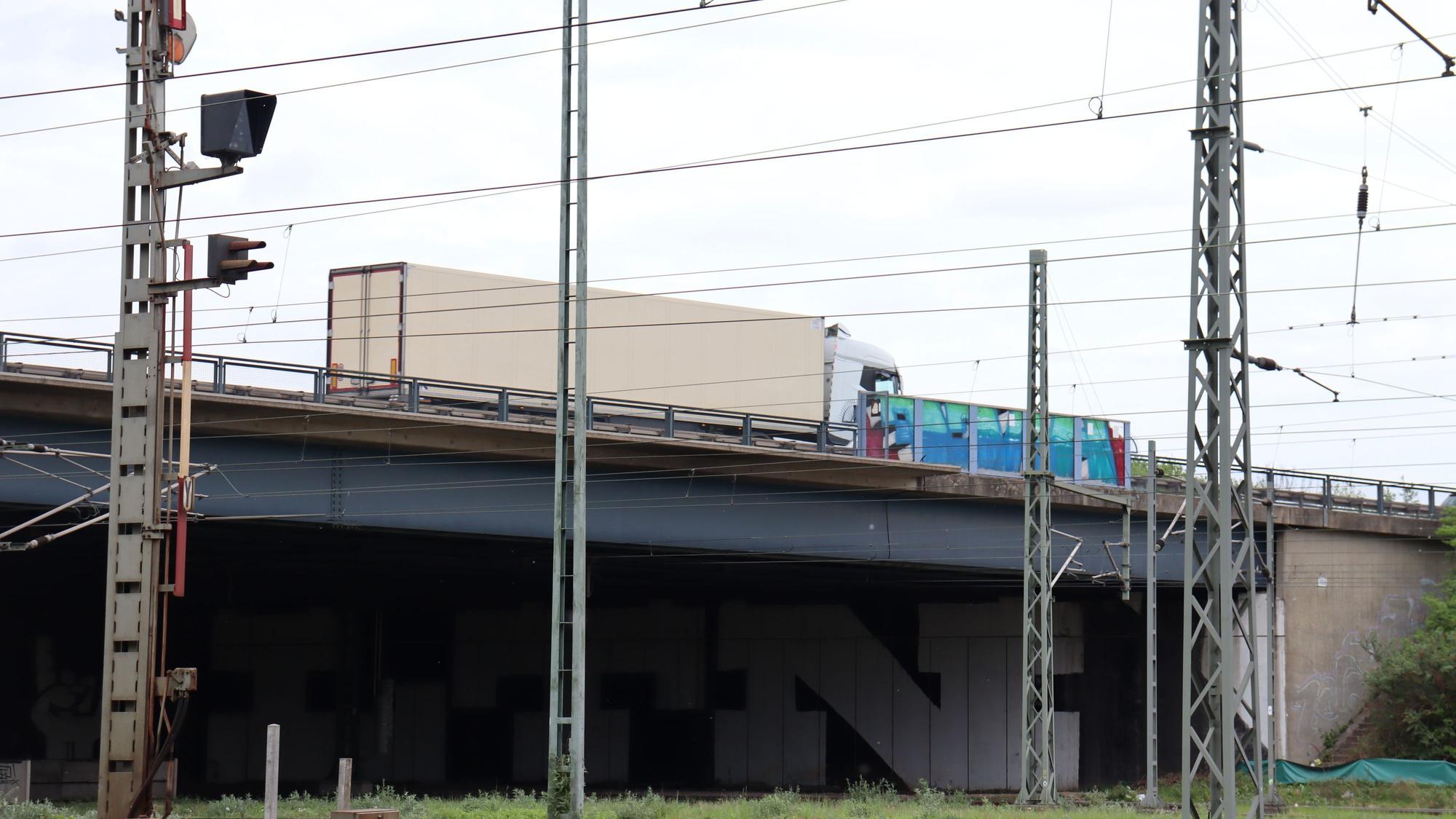 Die Autobahnbrücke über die Gleise zum Güterbahnhof Eifeltor an der A4 ist marode und muss neu errichtet werden.