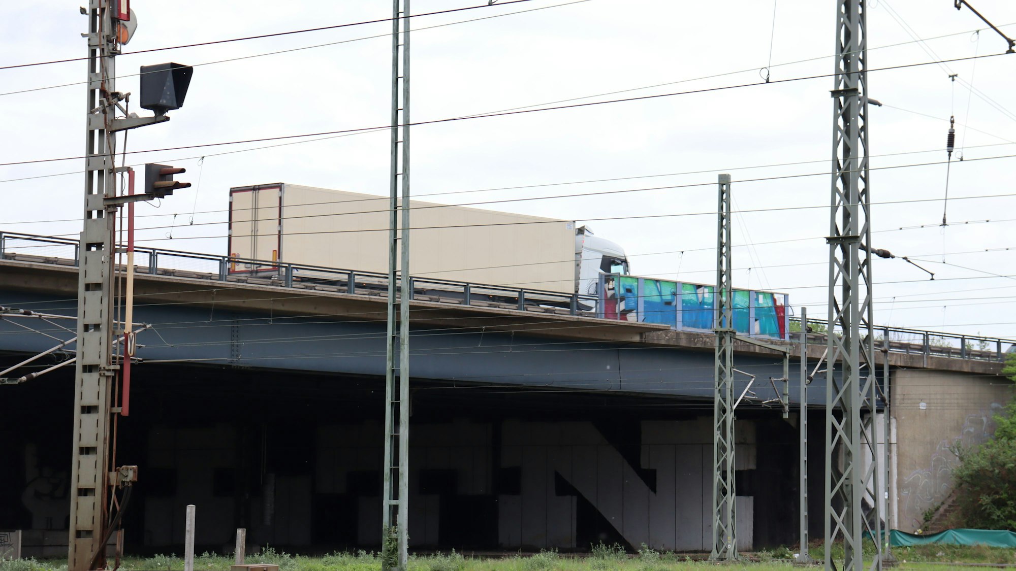 Die Autobahnbrücke über die Gleise zum Güterbahnhof Eifeltor an der A4 ist marode und muss neu errichtet werden.