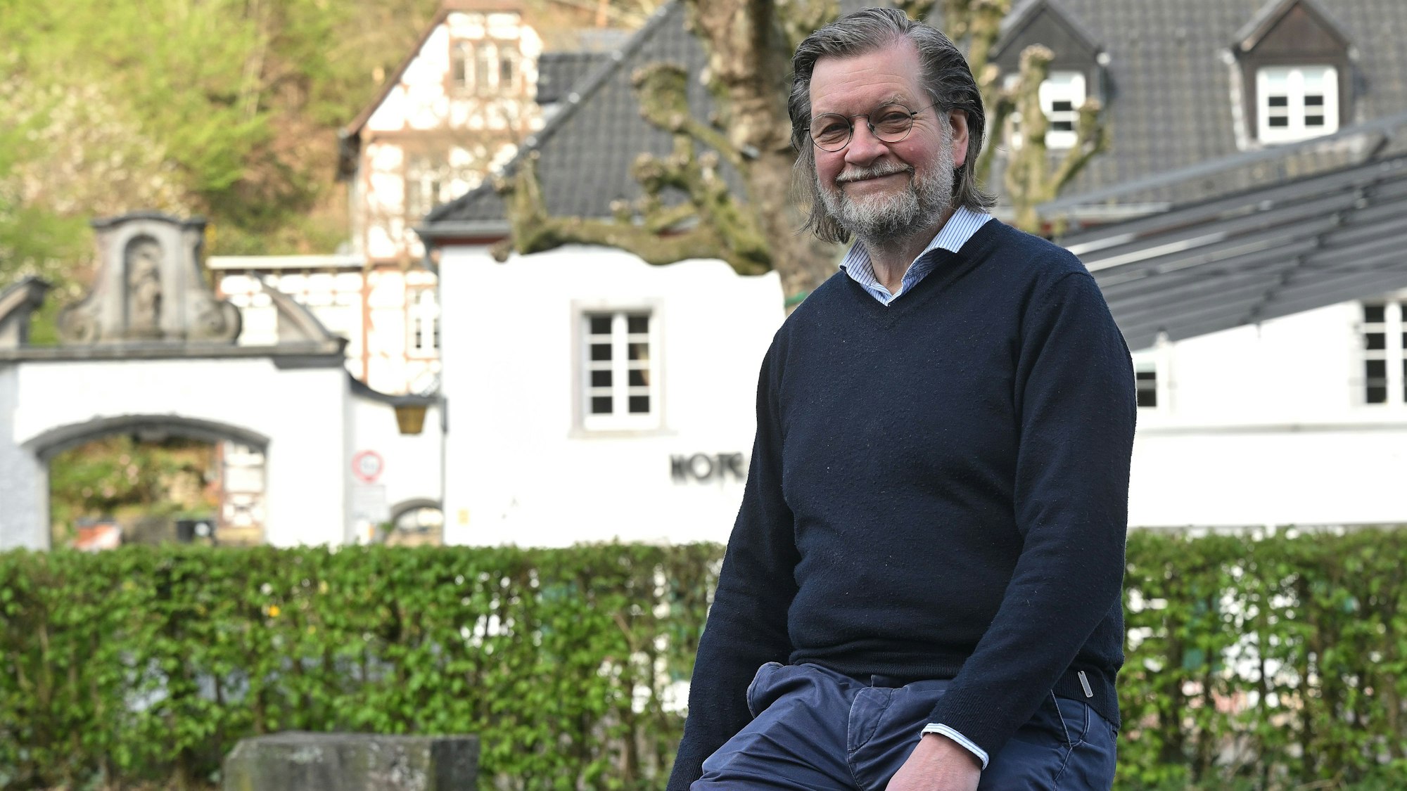 Ein Mann mit Brille lächelt in die Kamera.