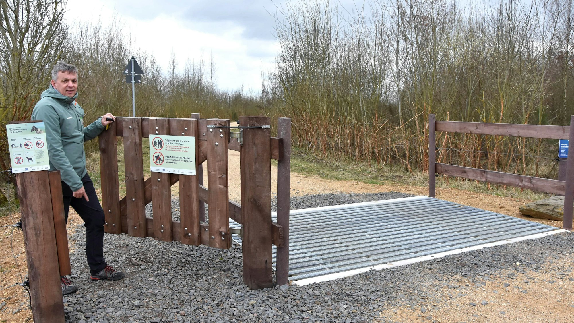 Das Foto zeigt Gregor Eßer an einem Holztor.