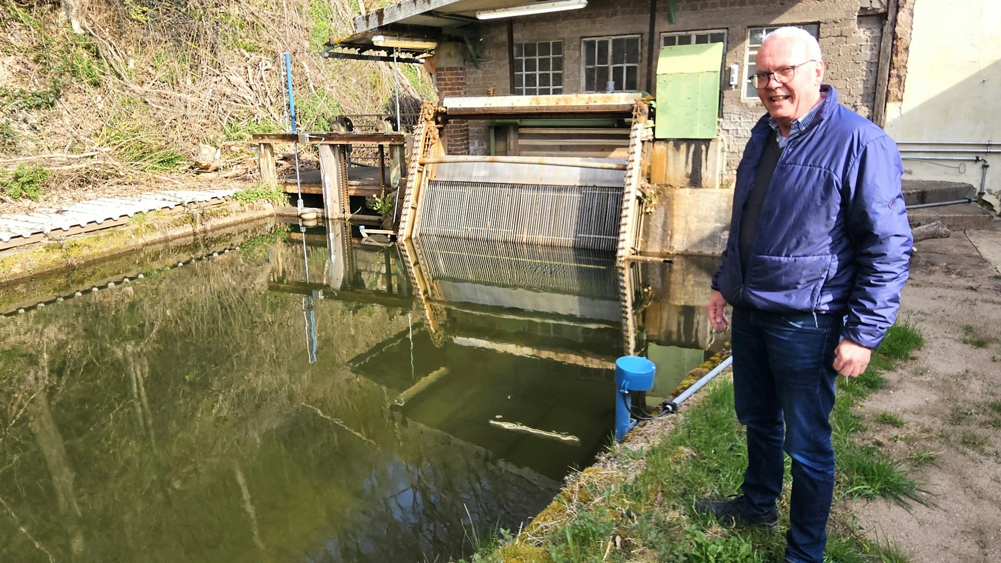 Martin Uhlmann steht am Kanal vor dem Reschen.