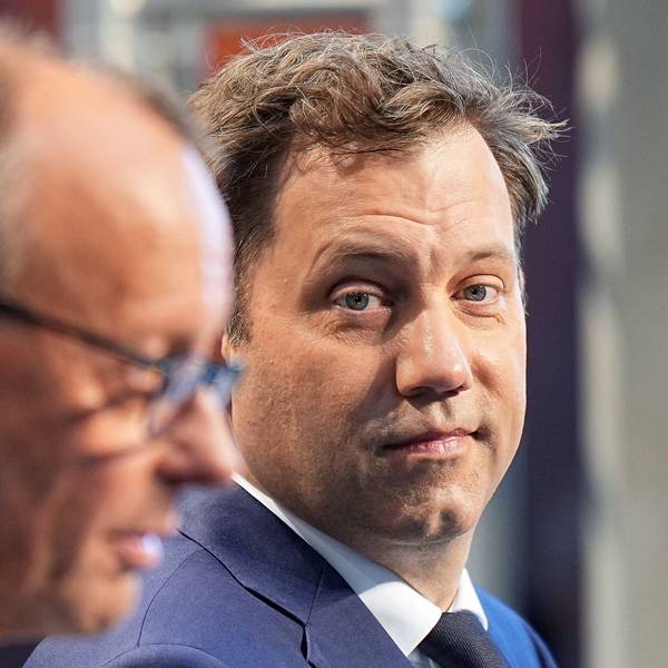 Friedrich Merz (l), Unions-Kanzlerkandidat und CDU-Bundesvorsitzender, und Lars Klingbeil, SPD-Fraktions- und Bundesvorsitzender