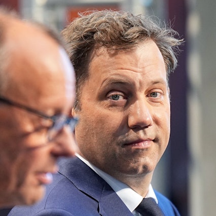 Friedrich Merz (l), Unions-Kanzlerkandidat und CDU-Bundesvorsitzender, und Lars Klingbeil, SPD-Fraktions- und Bundesvorsitzender