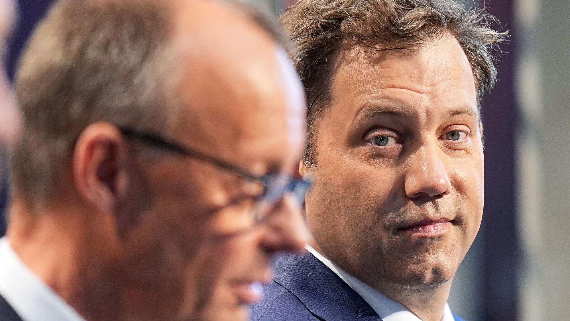 Friedrich Merz (l), Unions-Kanzlerkandidat und CDU-Bundesvorsitzender, und Lars Klingbeil, SPD-Fraktions- und Bundesvorsitzender
