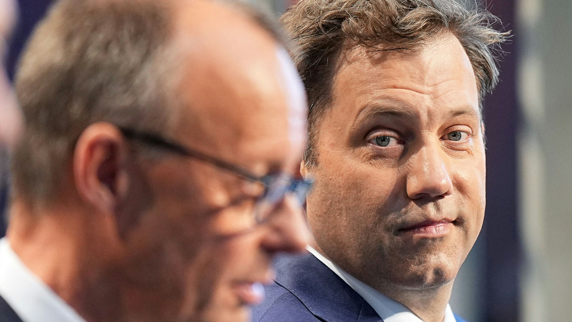 Friedrich Merz (l), Unions-Kanzlerkandidat und CDU-Bundesvorsitzender, und Lars Klingbeil, SPD-Fraktions- und Bundesvorsitzender