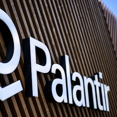 Ein Logo von Palantir Technologies, einem börsennotierten amerikanischen Softwareunternehmen, das sich auf Big-Data-Analysen spezialisiert hat.
