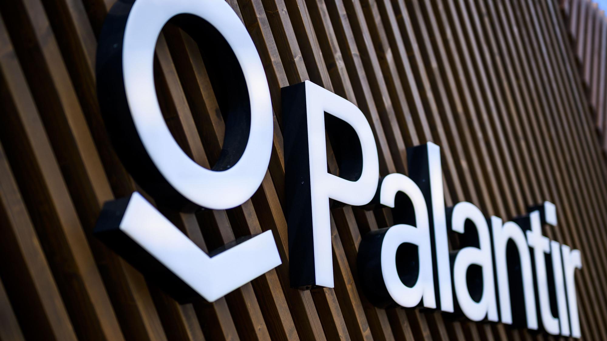 Ein Logo von Palantir Technologies, einem börsennotierten amerikanischen Softwareunternehmen, das sich auf Big-Data-Analysen spezialisiert hat.