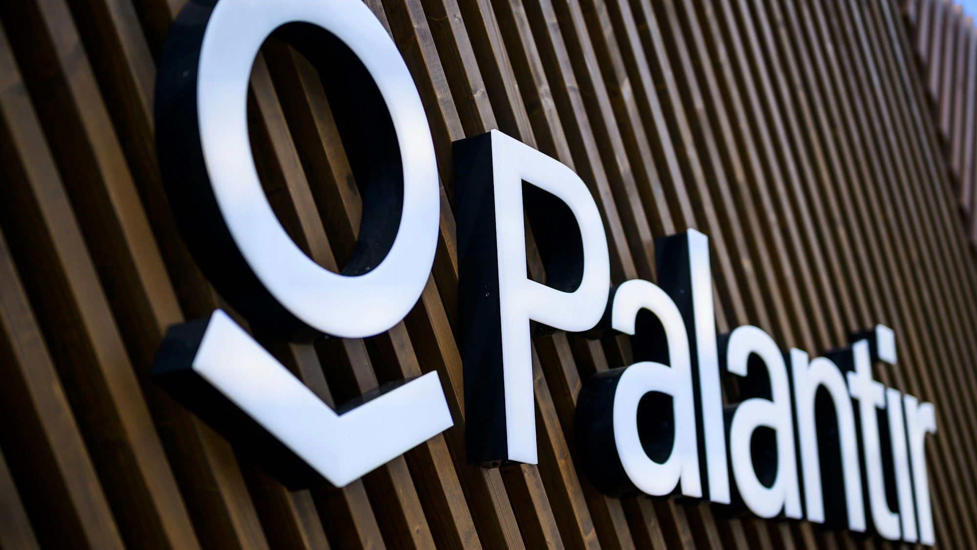 Ein Logo von Palantir Technologies, einem börsennotierten amerikanischen Softwareunternehmen, das sich auf Big-Data-Analysen spezialisiert hat.