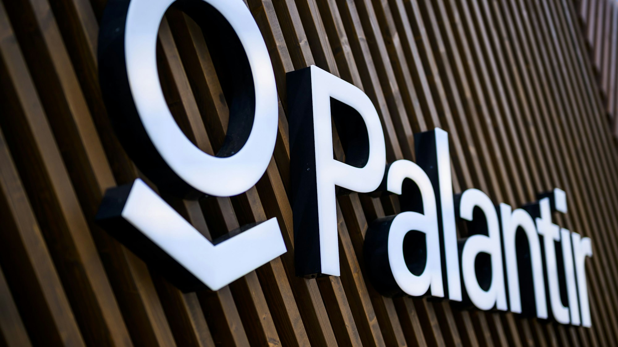 Ein Logo von Palantir Technologies, einem börsennotierten amerikanischen Softwareunternehmen, das sich auf Big-Data-Analysen spezialisiert hat.