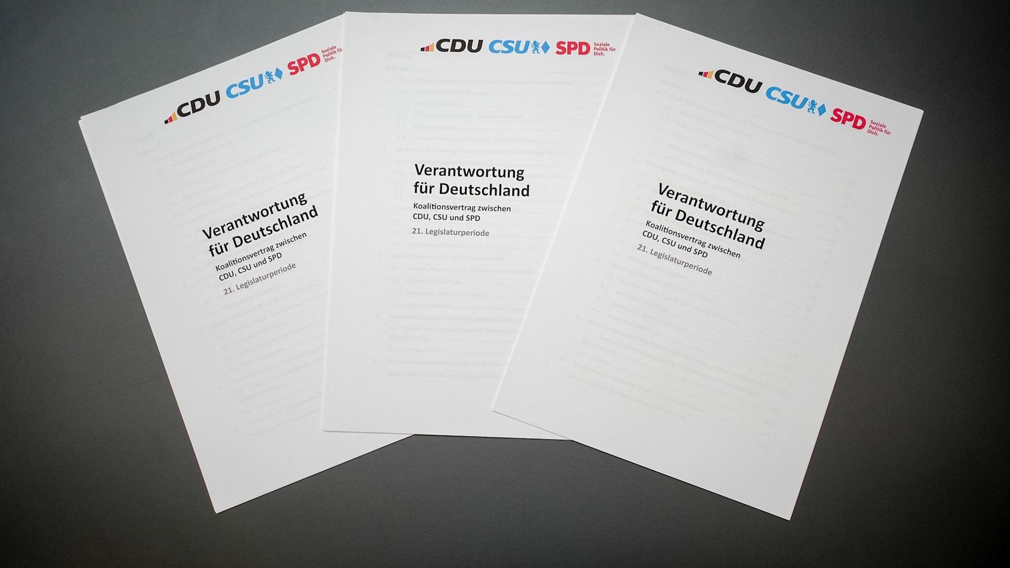 Der Koalitionsvertrag von CDU, CSU und SPD mit der Überschrift ‚Verantwortung für Deutschland‘ ist auf dem Foto zu sehen.
