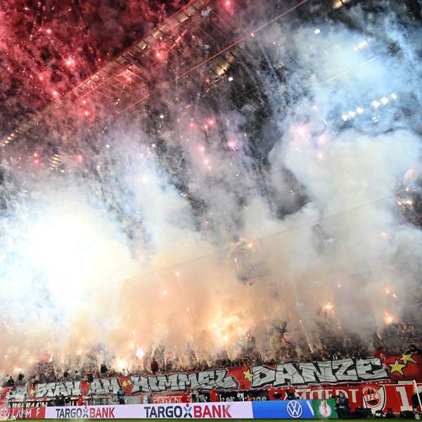04.12.2024, Nordrhein-Westfalen, Köln: Fußball: DFB-Pokal, 1. FC Köln - Hertha BSC Berlin, Achtelfinale, RheinEnergieStadion, Kölns Fans feuern Pyrotechnik ab.