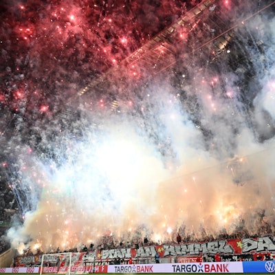 04.12.2024, Nordrhein-Westfalen, Köln: Fußball: DFB-Pokal, 1. FC Köln - Hertha BSC Berlin, Achtelfinale, RheinEnergieStadion, Kölns Fans feuern Pyrotechnik ab.