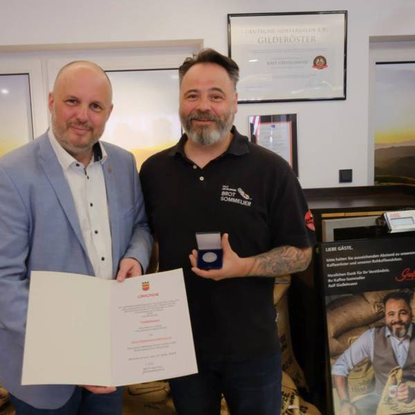 Urkunde und Medaille überreicht Bürgermeister Matthias Thul an Bäckermeister Ralf Gießelmann.