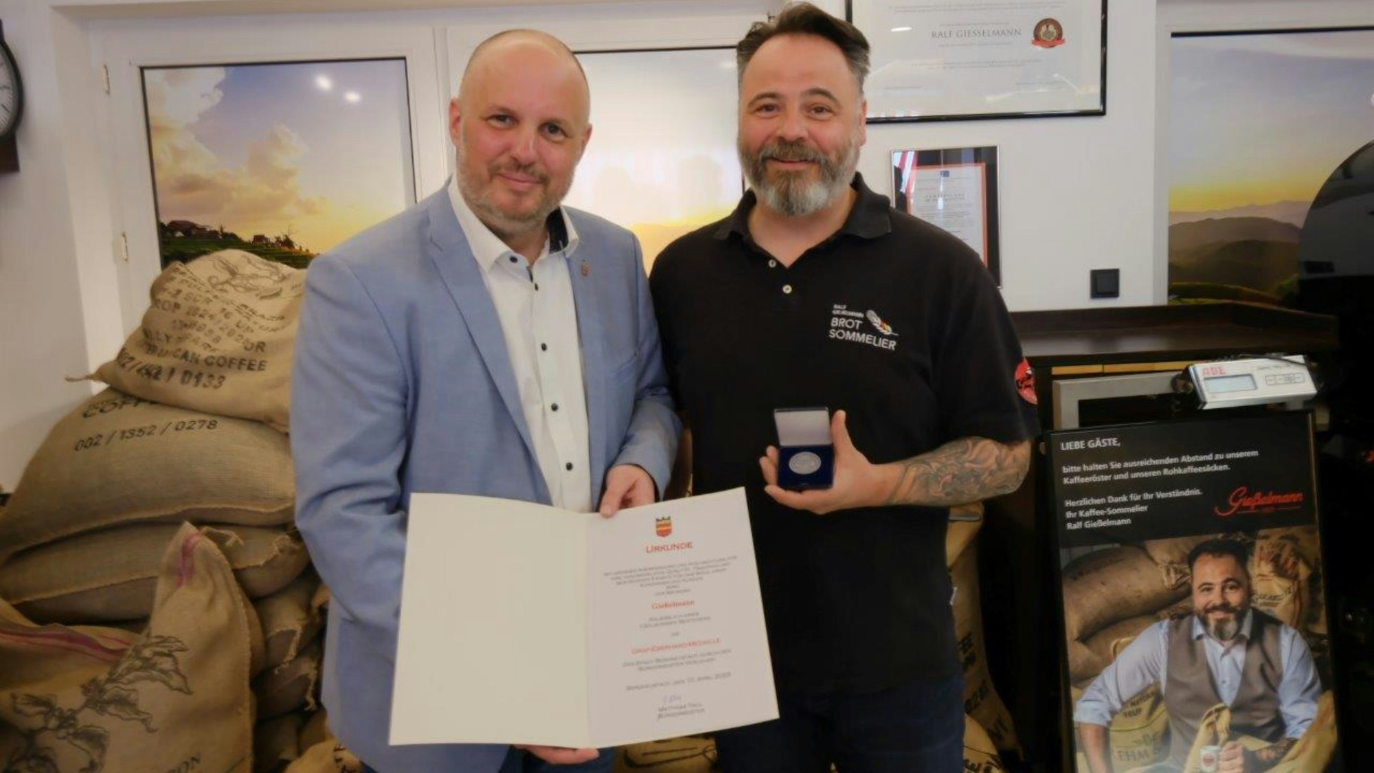 Urkunde und Medaille überreicht Bürgermeister Matthias Thul an Bäckermeister Ralf Gießelmann.