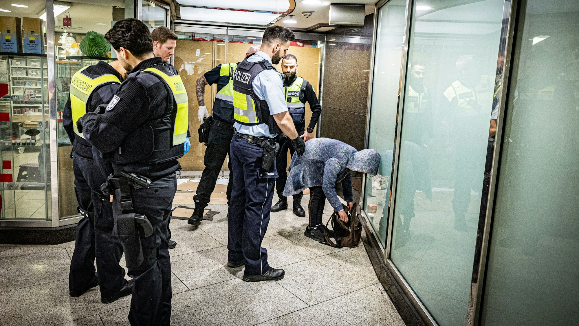 Auch in der unterirdischen Anlage der KVB-Station Appellhofplatz finden sich viele Ecken, die zum Drogenkonsum genutzt werden.