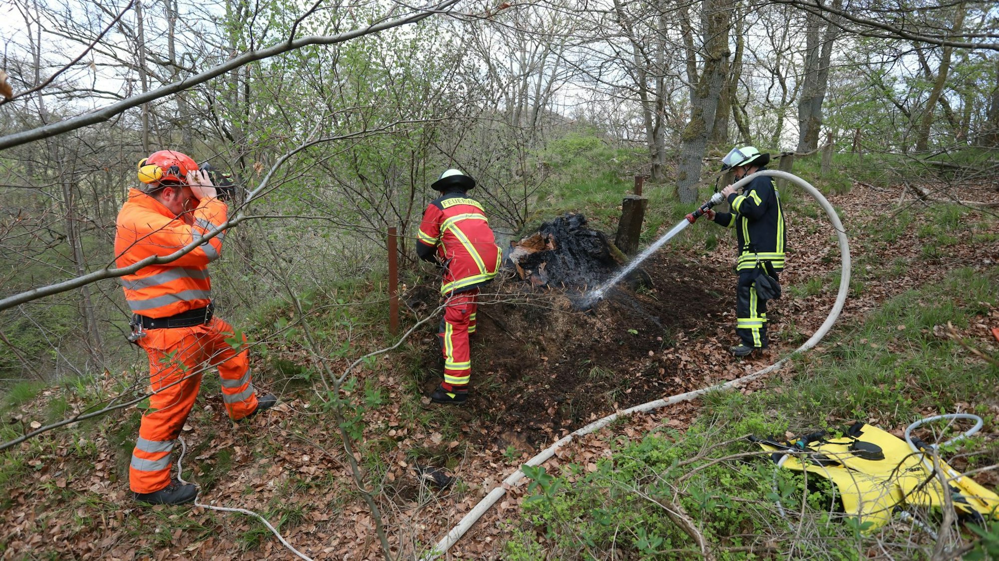 Feuerwehrleute im Einsatz im Waldgelände.