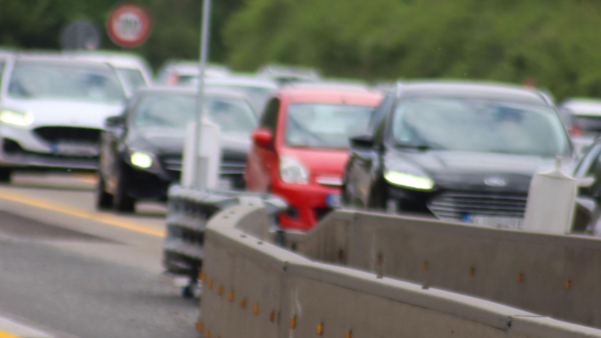 Staus auf der A4 wegen Arbeiten an einer Brücke über die Bahnlinie in Höhe des Container-Bahnhofs Eifeltor sind aktuell an der Tagesordnung. Ab Freitag wird die Fahrbahn in Richtung Olpe zwischen Kreuz Köln-West und Ausfahrt Eifeltor wegen Sanierungsarbeiten nun für zehn Tage komplett gesperrt.