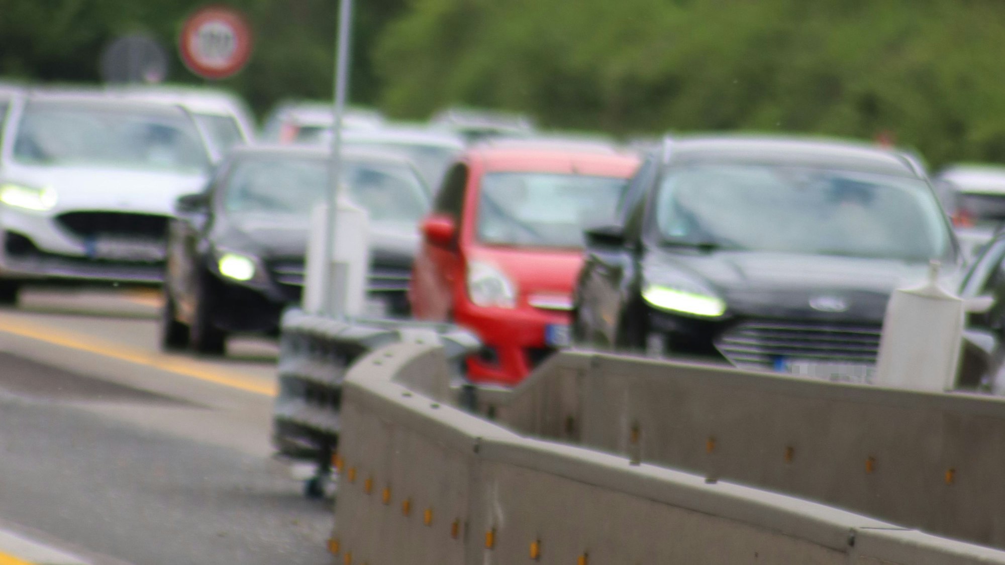 Staus auf der A4 wegen Arbeiten an einer Brücke über die Bahnlinie in Höhe des Container-Bahnhofs Eifeltor sind aktuell an der Tagesordnung. Ab Freitag wird die Fahrbahn in Richtung Olpe zwischen Kreuz Köln-West und Ausfahrt Eifeltor wegen Sanierungsarbeiten nun für zehn Tage komplett gesperrt.