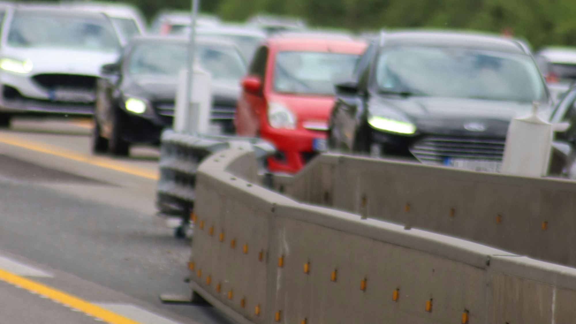 Sperrbaken verengen die Fahrbahnen und sorgen für Staus auf der A4.