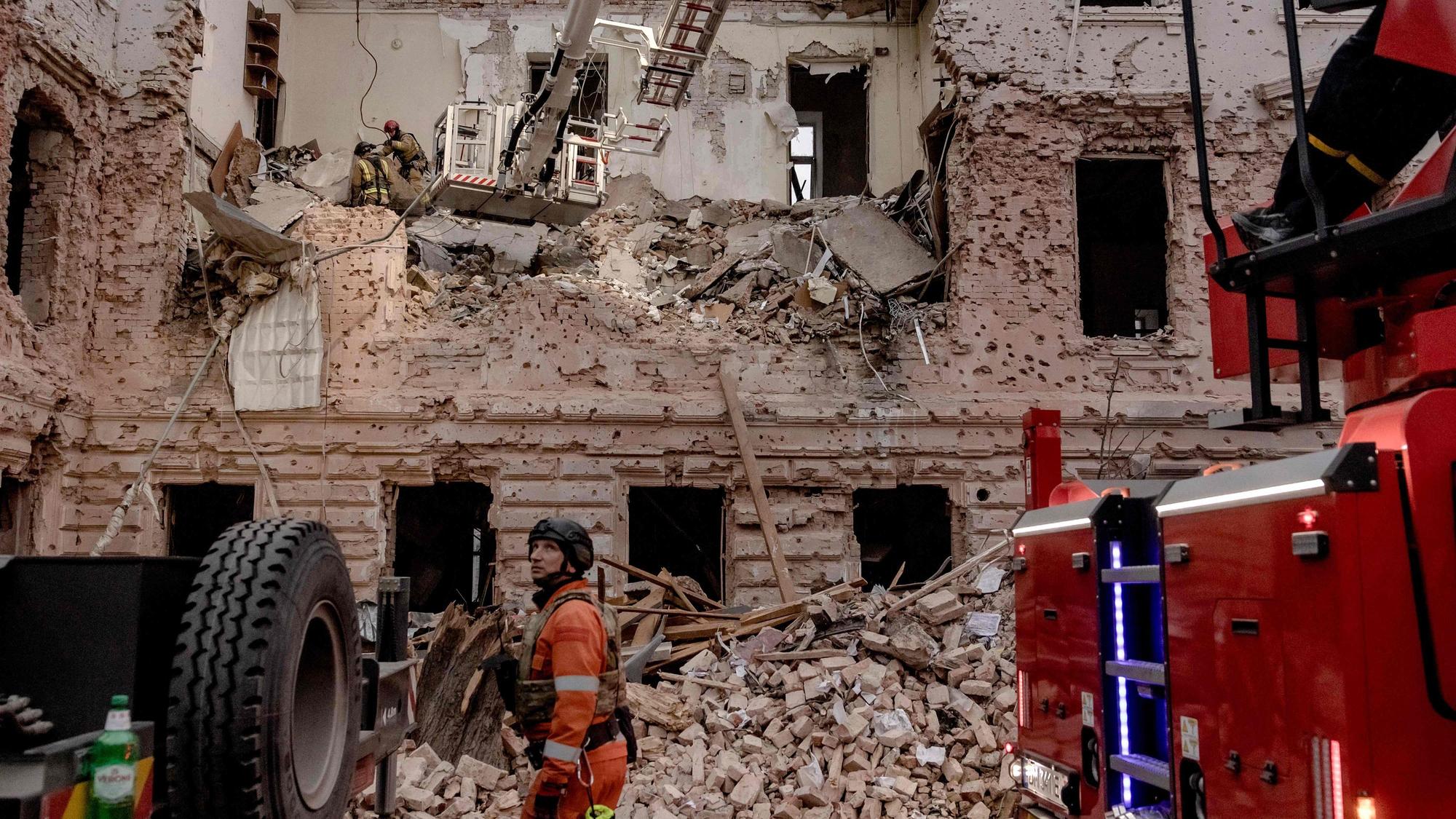 Ukrainische Helfer durchsuchen die Ruinen nach dem Angriff auf die ostukrainische Stadt Sumy.