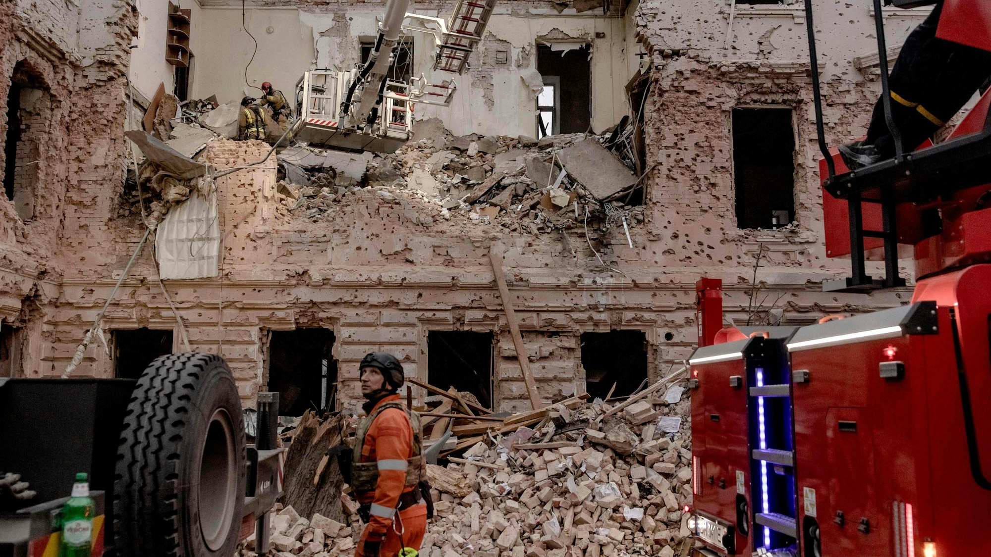 Ukrainische Helfer durchsuchen die Ruinen nach dem Angriff auf die ostukrainische Stadt Sumy.