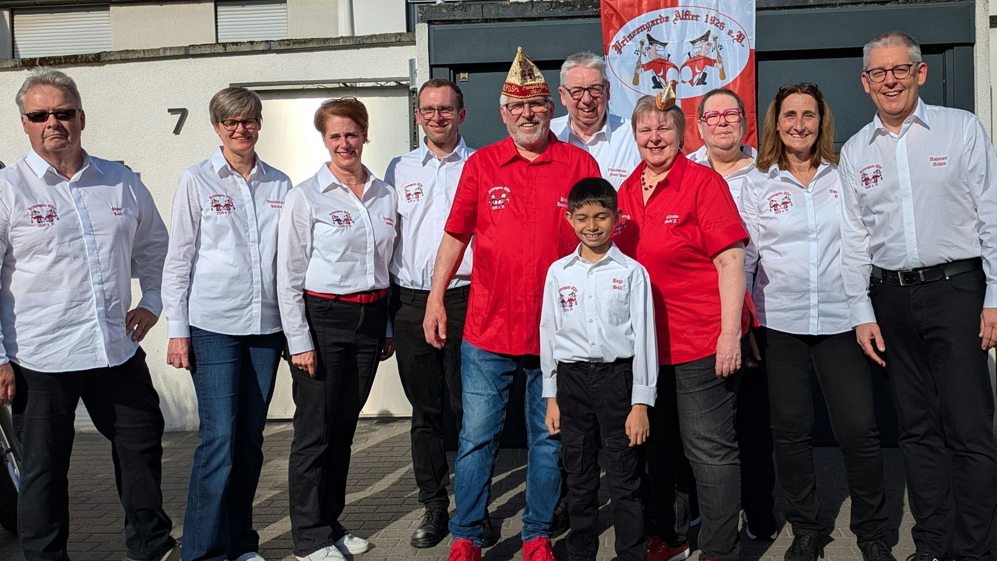 Das designierte große Alfterer Prinzenpaar Prinz Harald I. und Alfreda Gabi II. (beide Haag und in Rot) mit seinem Gefolge.