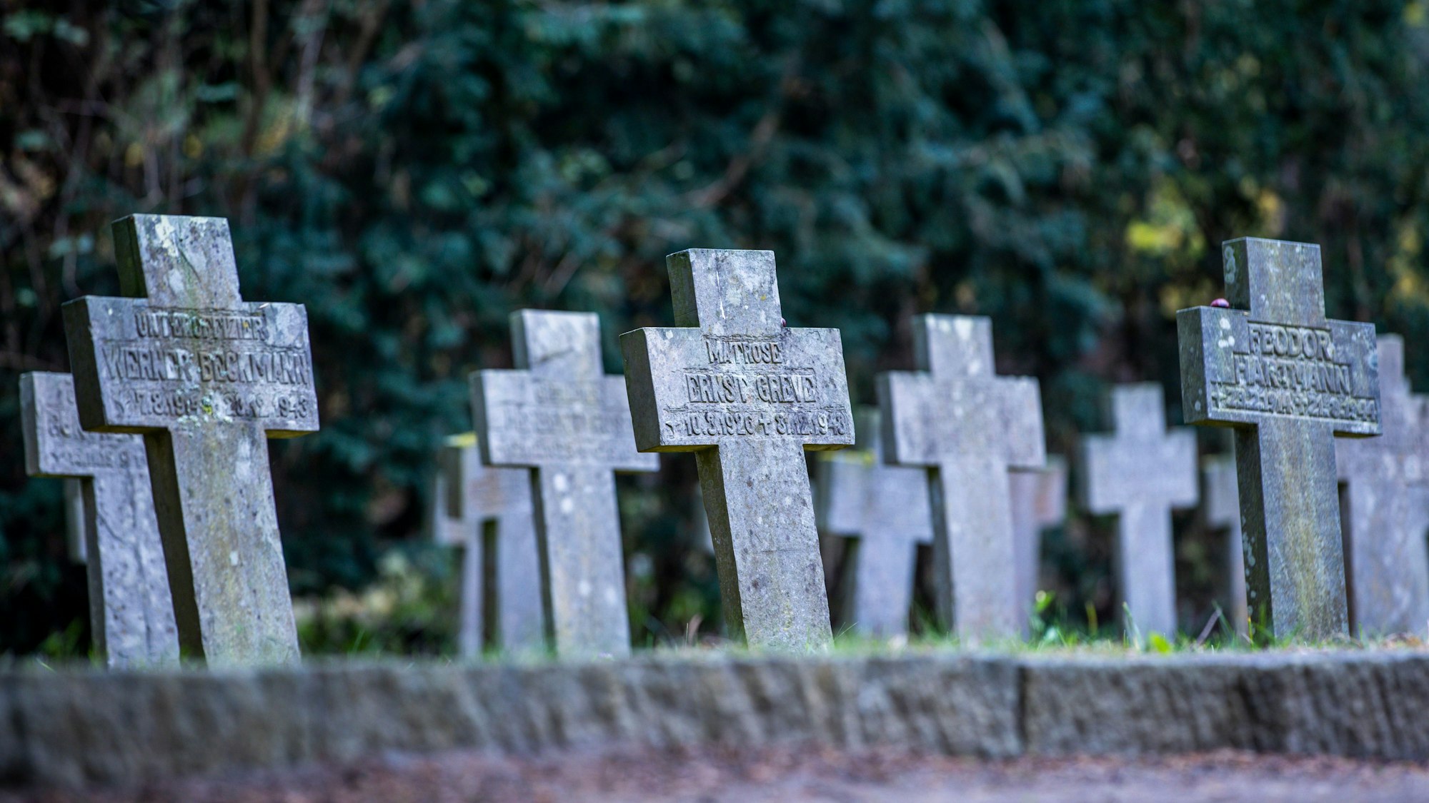 Grabkreuze stehen am Kriegsgräber Denkmal auf dem Alten Friedhof. Beim Volksbund Deutsche Kriegsgräberfürsorge gingen bundesweit pro Jahr 30.000 Anfragen nach Einzelpersonen telefonisch, per E-Mail oder über direkte Ansprache ein.