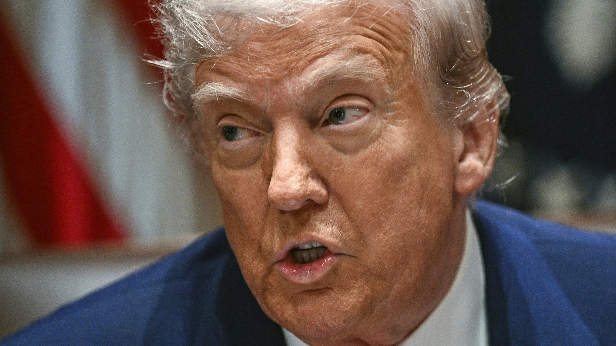 US-Präsident Donald Trump spricht bei einer Kabinettssitzung im Kabinettssaal des Weißen Hauses. (Archivbild)