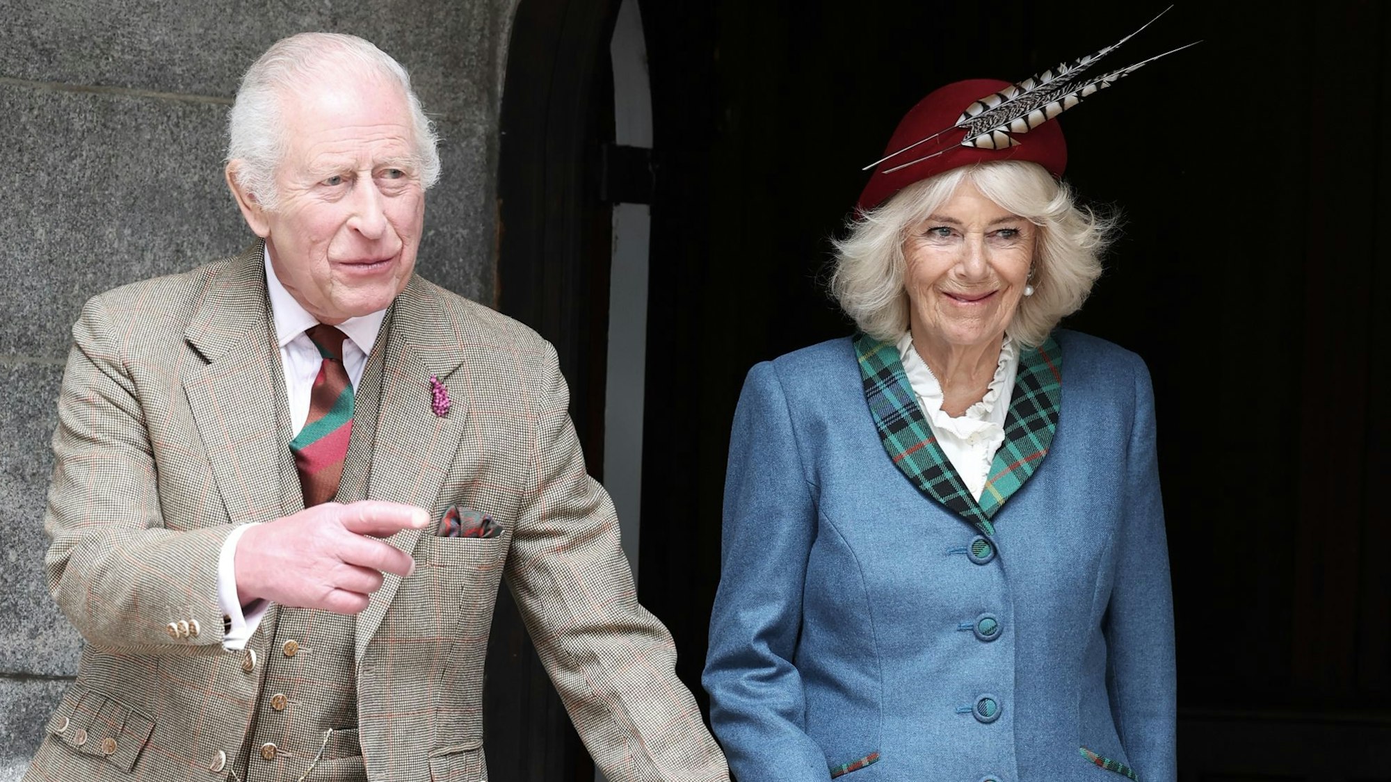 König Charles III. und Königin Camilla kommen nach dem Besuch eines Gottesdienstes aus der Kirche in der Nähe von Balmoral, bei dem ein Musikstück anlässlich des 20-jährigen Hochzeitstages des Königspaares aufgeführt wurde.