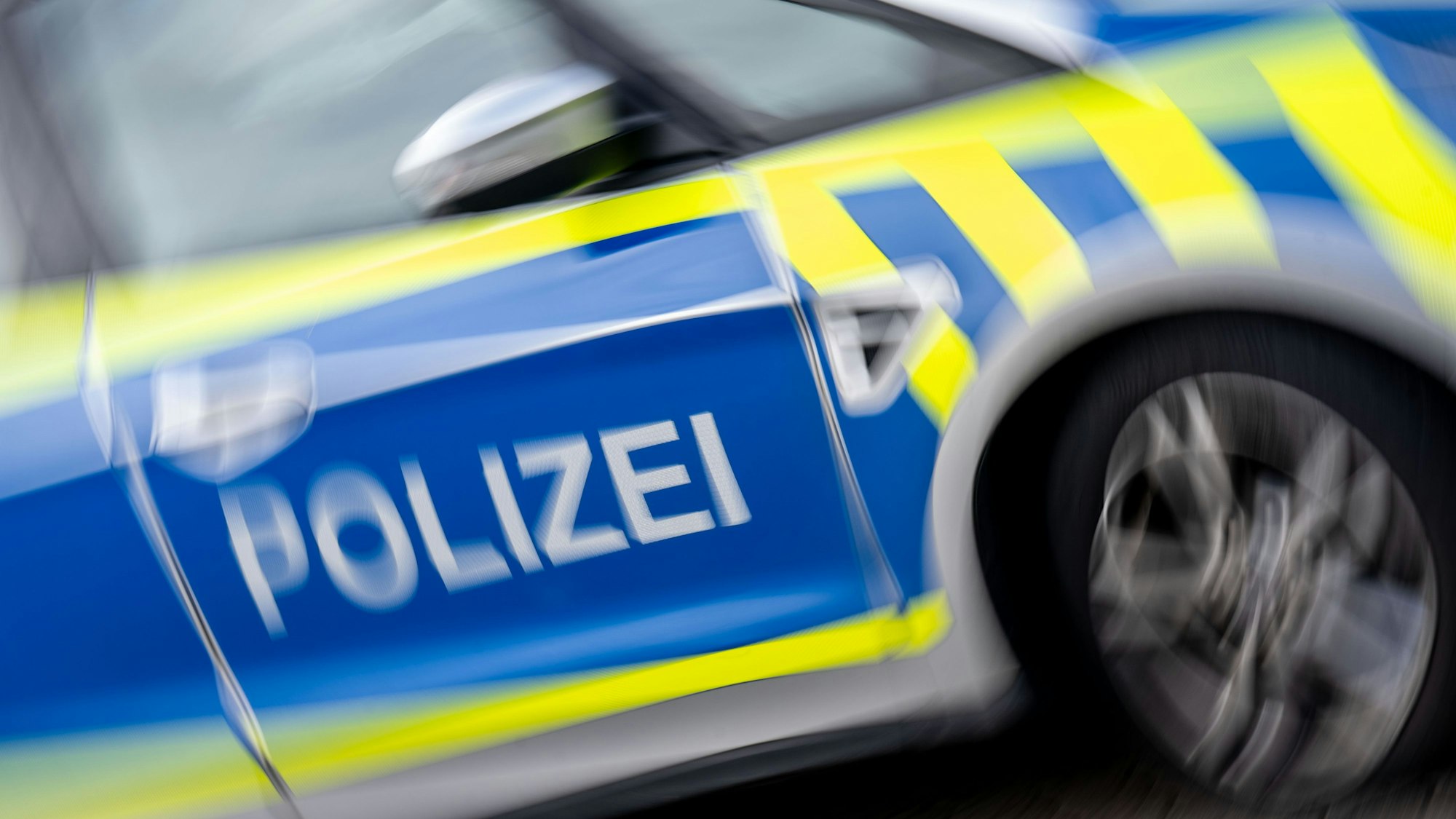 Ein Polizeifahrzeug im Einsatz.