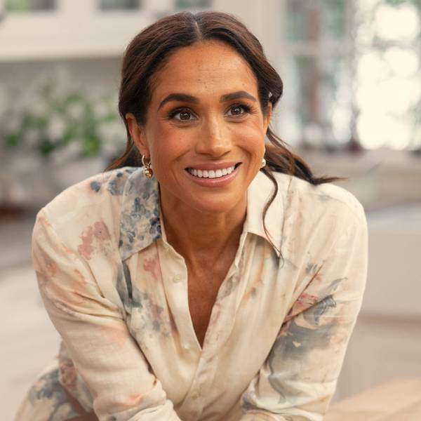 Meghan lacht in einer Szene aus der Lifestyle-Serie „With Love, Meghan“ auf Netflix.