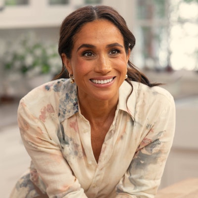 Meghan lacht in einer Szene aus der Lifestyle-Serie „With Love, Meghan“ auf Netflix.