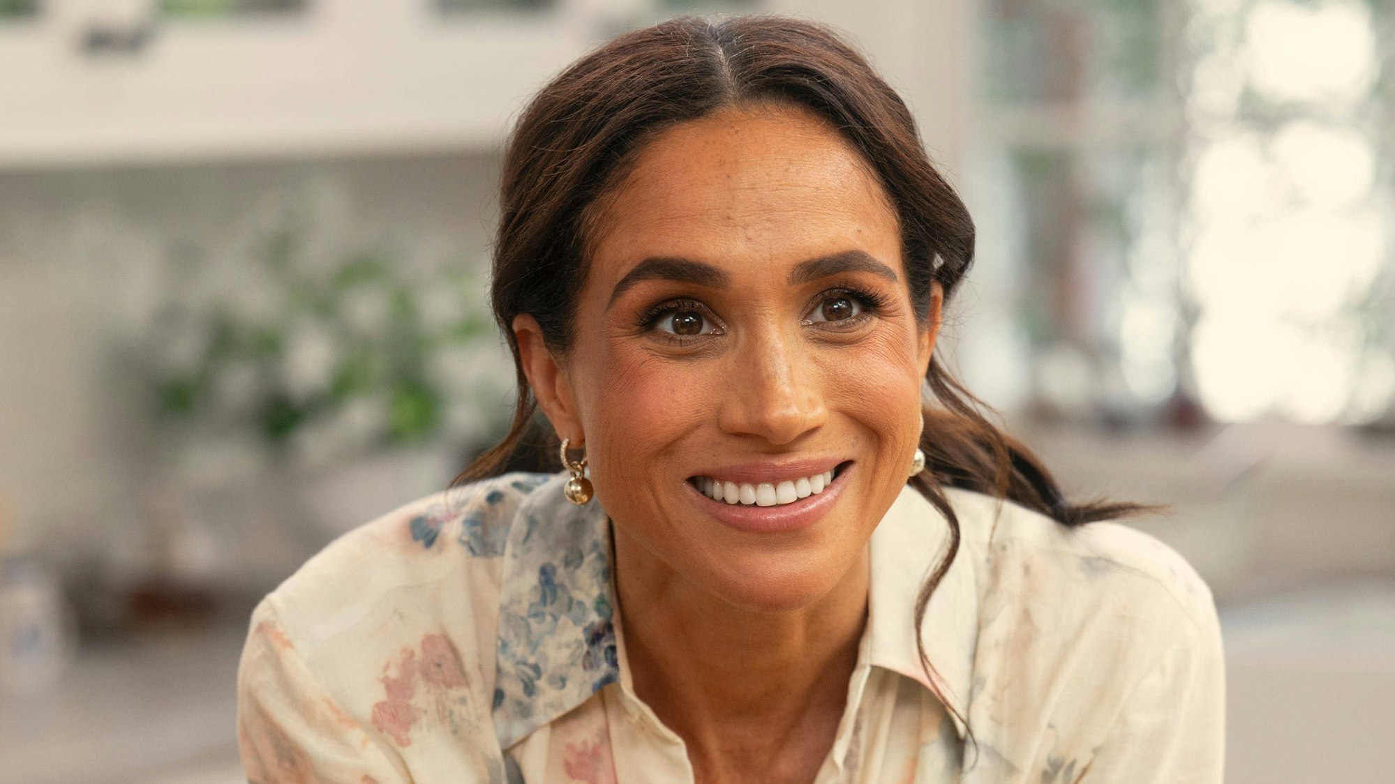 Meghan lacht in einer Szene aus der Lifestyle-Serie „With Love, Meghan“ auf Netflix.