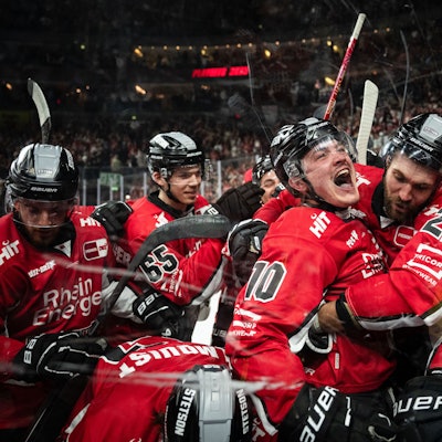 Die Kölner Spieler um Torschütze Justin Schuetz (10) jubeln nach dem Siegtreffer zum 3:2. Foto: Marius Becker/dpa +++ dpa-Bildfunk +++