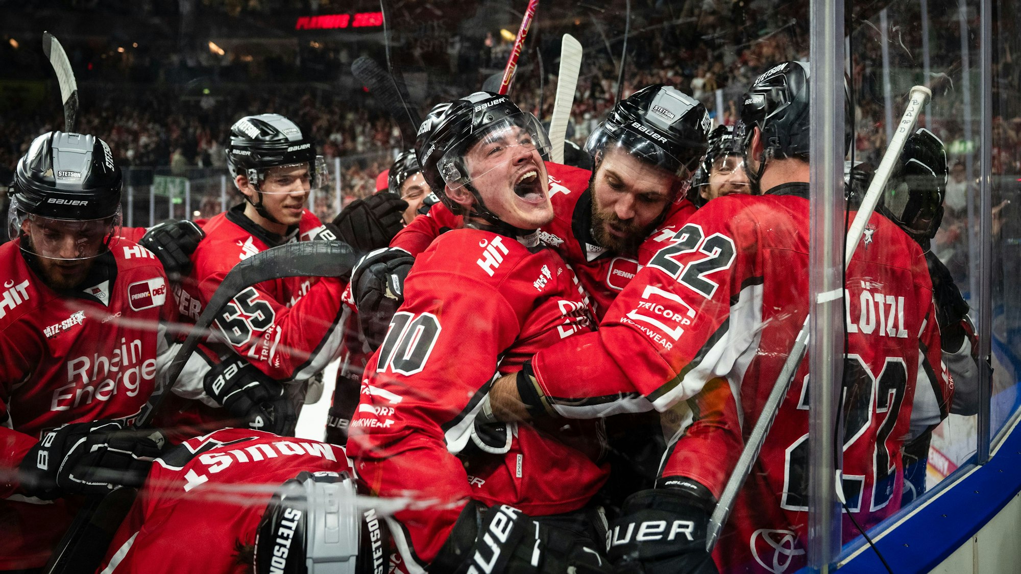 Die Kölner Spieler um Torschütze Justin Schuetz (10) jubeln nach dem Siegtreffer zum 3:2. Foto: Marius Becker/dpa +++ dpa-Bildfunk +++