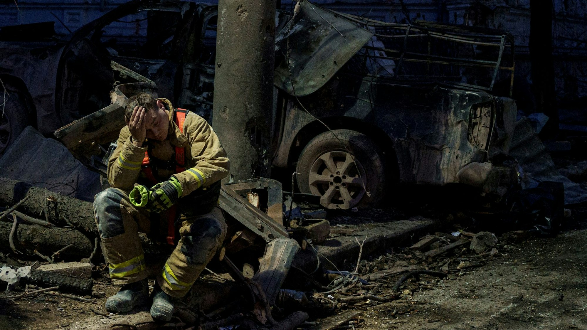Sumy: Ein Rettungshelfer ruht sich in der Nähe eines durch einen russischen Raketenangriff zerstörten Universitätsgebäudes aus.
