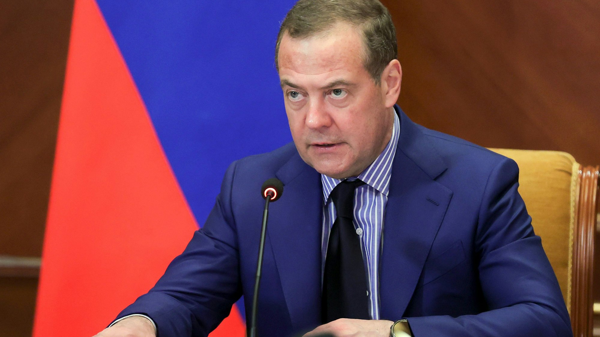 ARCHIV - 23.12.2024, Russland, Residenz Gorki: Der stellvertretende Vorsitzende des russischen Sicherheitsrates und Chef der Partei "Geeintes Russland", Dmitri Medwedew, leitet eine Sitzung des Präsidiums des Präsidialrates für Wissenschaft und Bildung in der staatlichen Residenz Gorki außerhalb von Moskau. (zu dpa: «Krim-Brücke zerstören? Medwedew nennt Merz einen Nazi») Foto: Ekaterina Shtukina/Sputnik Pool/AP/dpa +++ dpa-Bildfunk +++