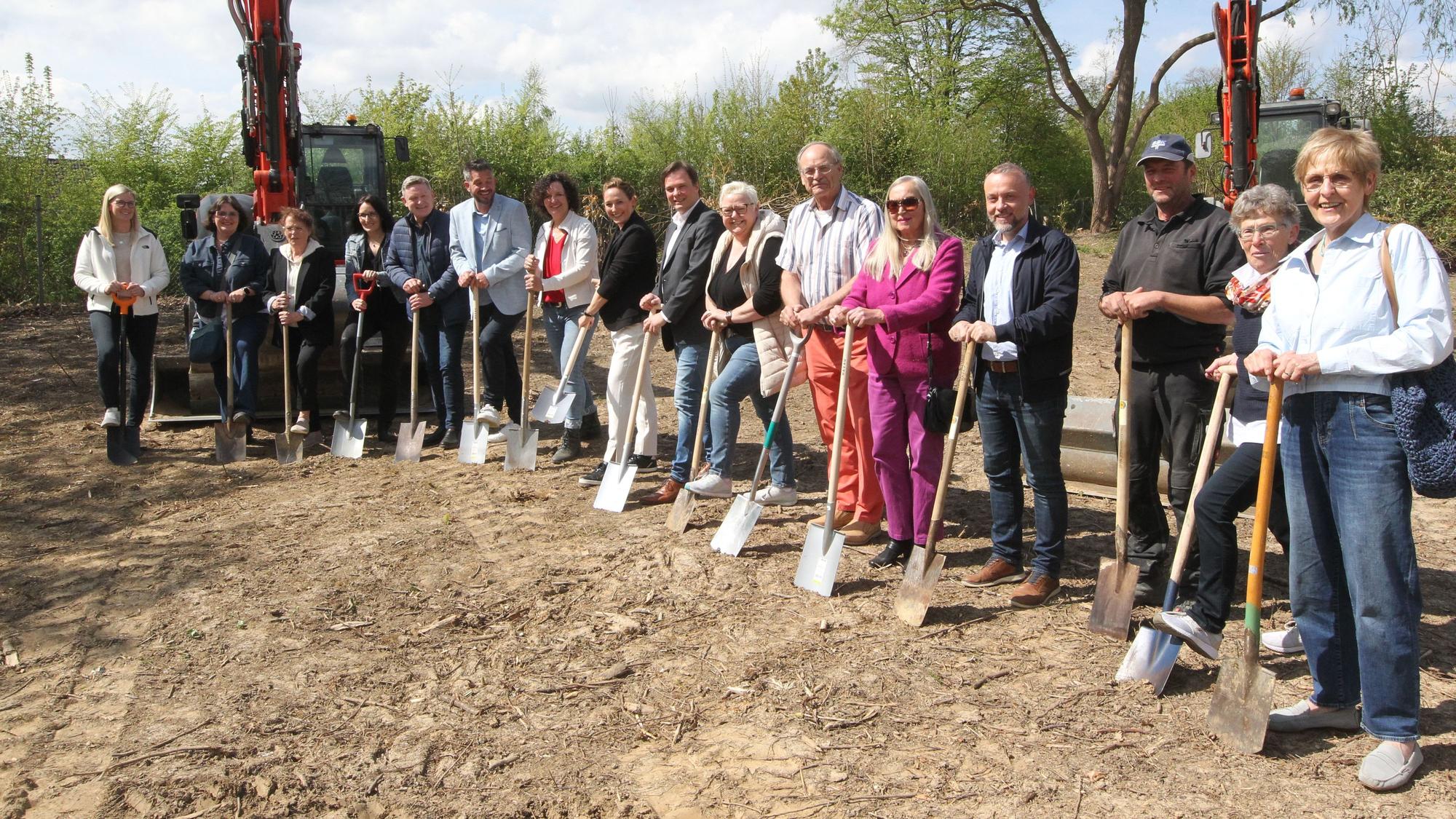 Spatenstich für den mittlerweile elften Kindergarten in Neunkirchen-Seelscheid. Träger ist der verein "lernen fördern Kreisverband Rhein-Sieg".