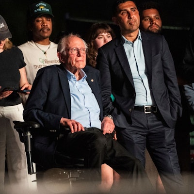 Zu sehen ist Bernie Sanders nach seiner Rede auf dem Coachella-Festival 2025 im Empire Polo Club