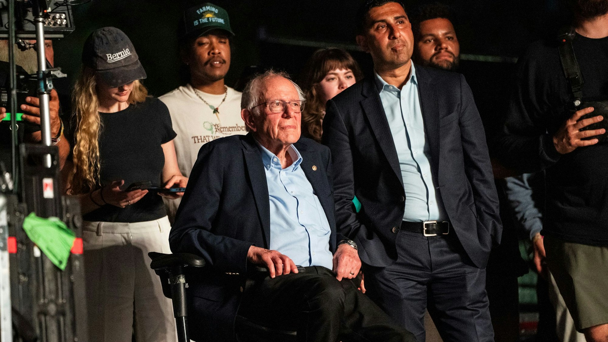 Zu sehen ist Bernie Sanders nach seiner Rede auf dem Coachella-Festival 2025 im Empire Polo Club