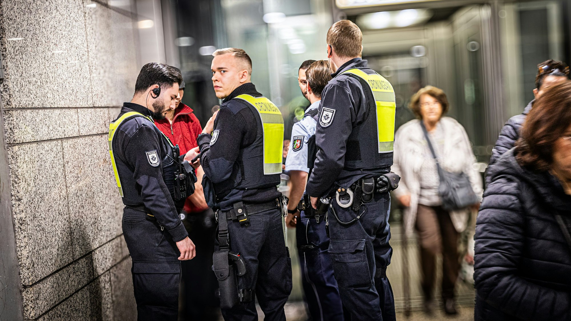 Hand in Hand arbeiten Ordnungsdienst und Polizei auch in diesem Fall: Es wird Anzeige wegen Drogenkonsums in der Öffentlichkeit gestellt.