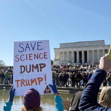 Ein Schild mit der Aufschrift ´Save Science - Dump Trump!» (Rettet die Wissenschaft - Weg mit Trump!) ist bei einer Kundgebung von Wissenschaftlern und Forschern gegen Kürzungen bei den Etats und Stellenstreichungen am Lincoln Memorial zu sehen. (Archivbild)