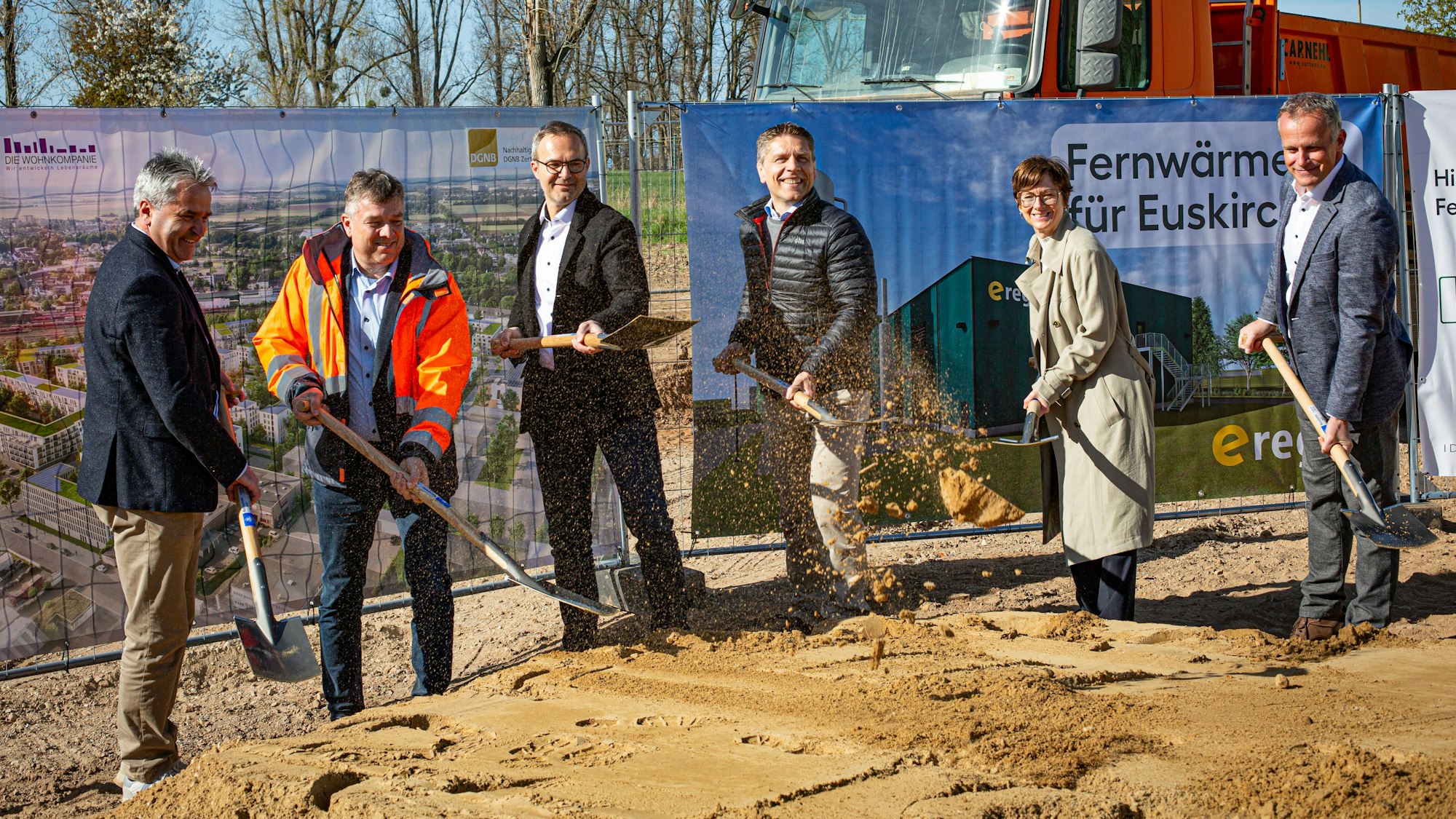 Das Bild zeigt die Protagonisten beim Spatenstich für das Fernwärmenetz.