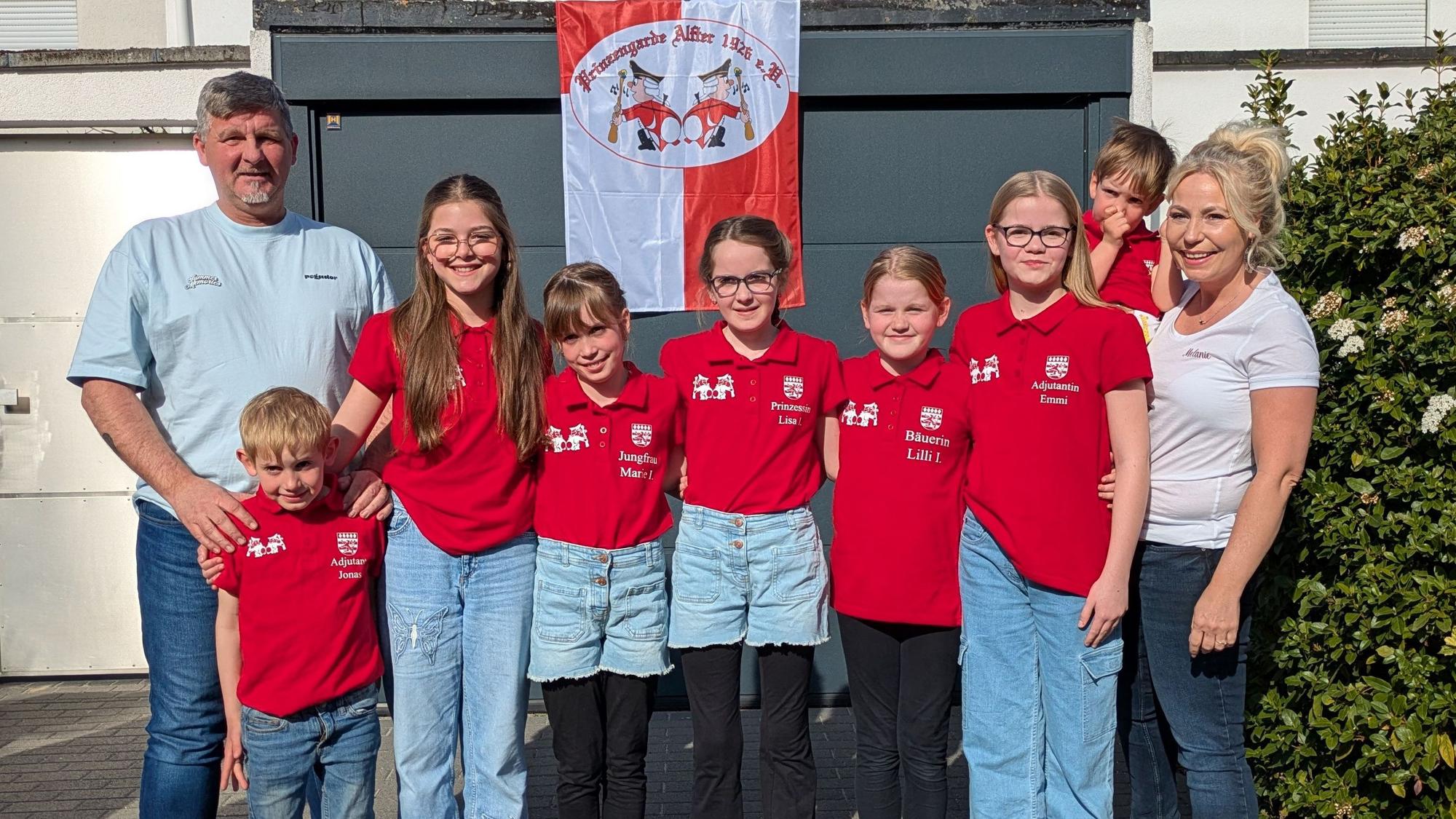 Das zweite Alfterer Kinderdreigestirn (Mitte) ist in Lauerstellung. Mit im Bild das Gefolge und Kinderprinzenführerin Melanie Janssen (rechts).
