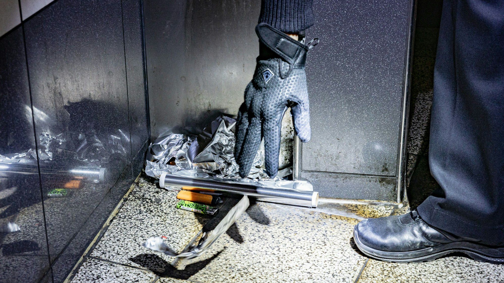 Immer wieder findet die Streife in KVB-Stationen Alufolie, mit der Heroin oder Crack konsumiert wird.