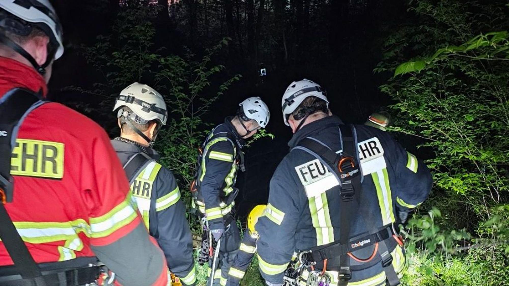 Einsatz im Siebengebirge in der Nacht zu Montag: Die Feuerwehr Königswinter rettete einen hilflosen Mann von einem Felsvorsprung am Drachenfels.