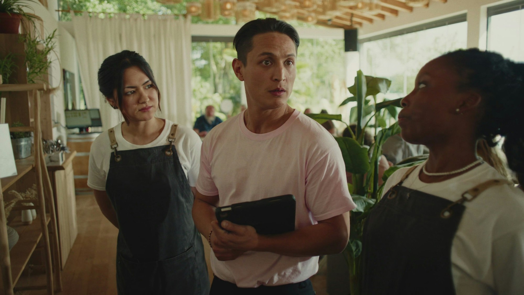 Ein Service-Team unterhält sich.