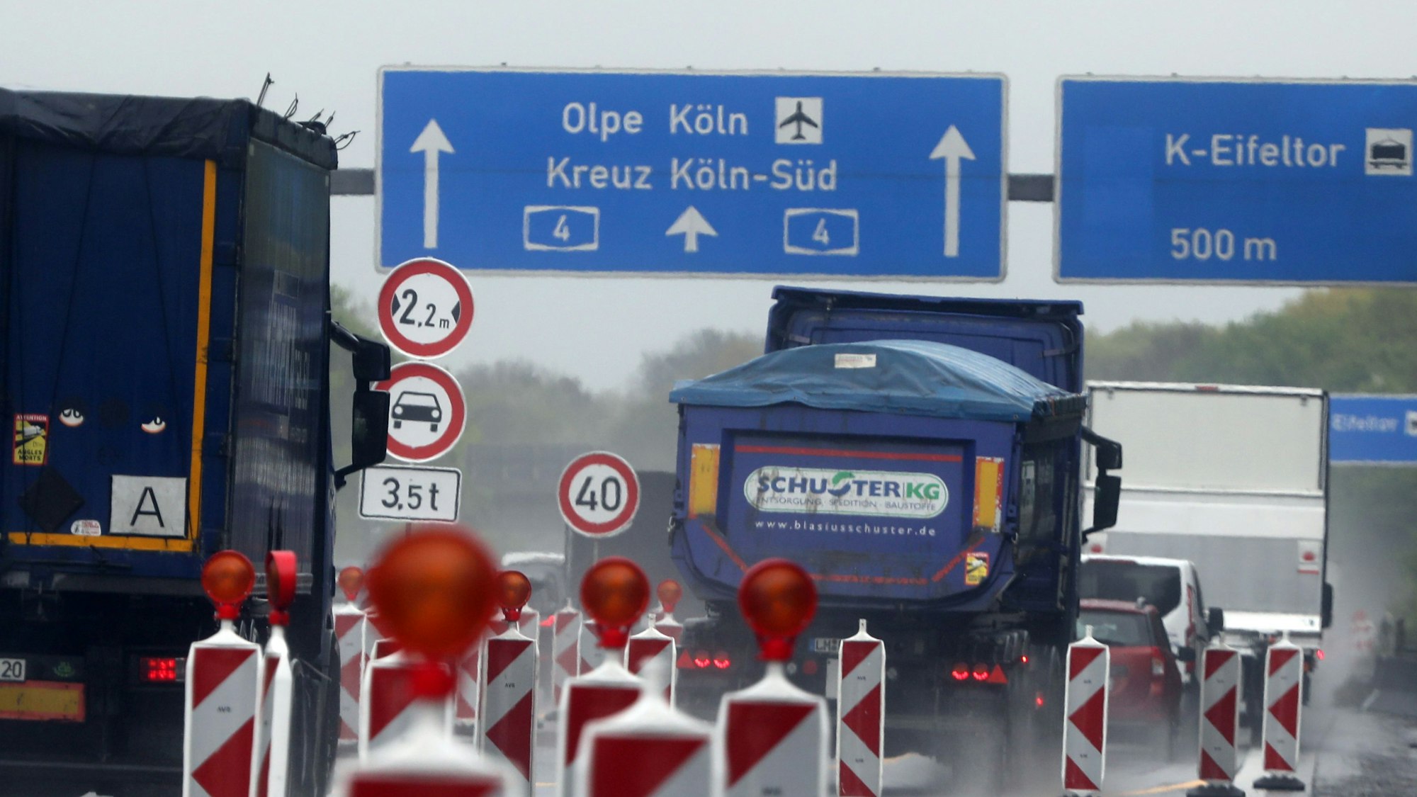 Das Foto zeigt Stau auf der A4.